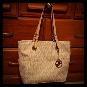 Micheal Kors jet set bag